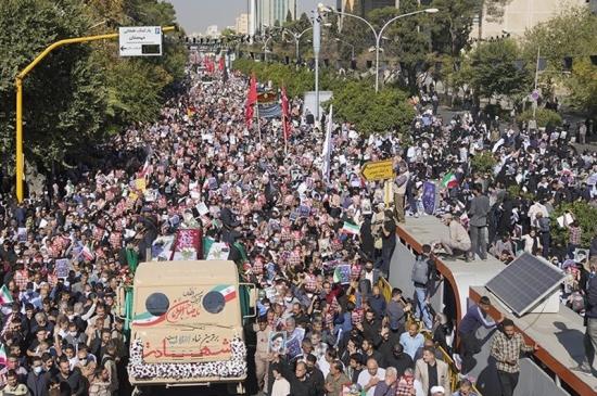 سنگ‌تمام شیرازی‌ها در تشییع ‌شهدای تروریستی شاهچراغ 